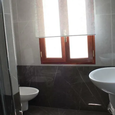 לינה וארוחת בוקר La Perla 3*